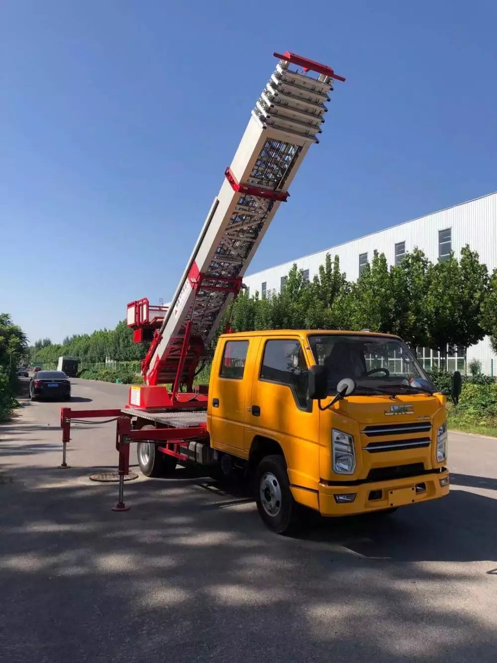 无锡锡山附近的云梯车出租服务：轻松解决高空作业需求